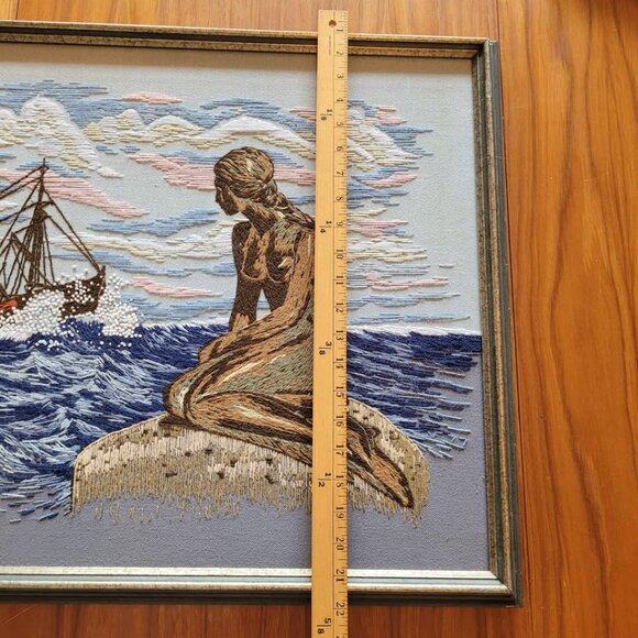 Beautiful Needlecraft of The Mermaid Finished Framed Crewel Signed VF 77 - Picture 9 of 10